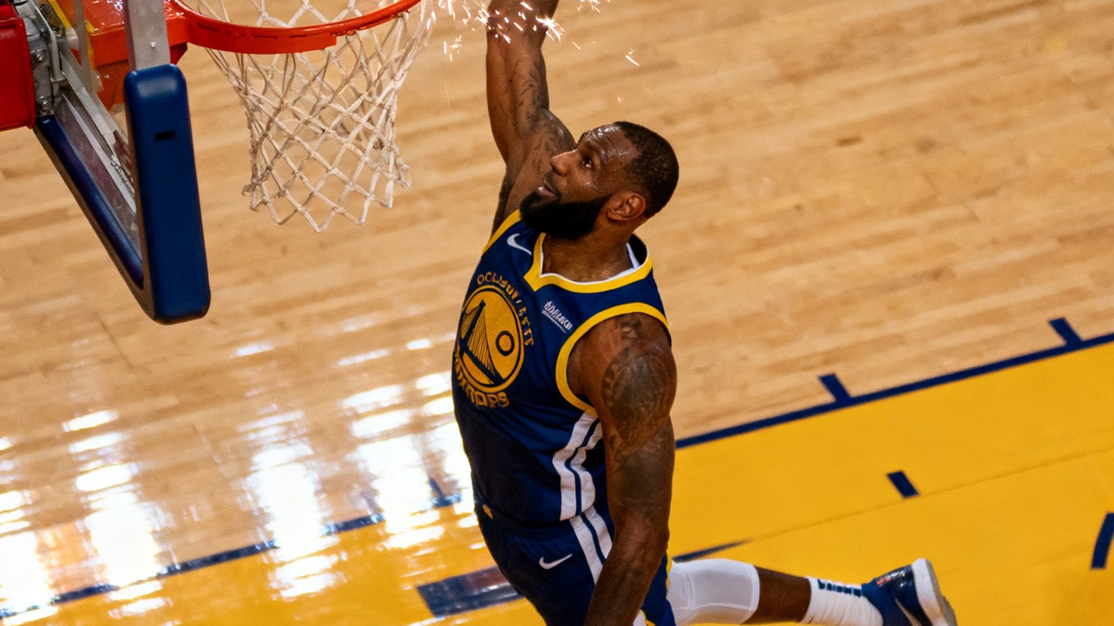 NBA比赛精彩扣篮回放缩略图，球员腾空而起单手暴扣，篮筐附近火花四溅的视觉效果，球场地板反射着灯光。